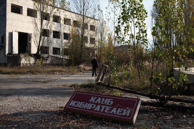 Gibanje po območju je še danes prepovedano, če oseba za to nima dovoljenja oziroma ni v spremstvu vodiča. Pripjat in območje Černobila so ukrajinske oblasti pozneje odprle turistom, mesto duhov vsako leto obišče več kot deset tisoč ljudi.  | Foto: 