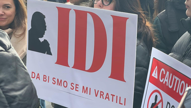 Protest pred srbskim veleposlaništvom: spomnili so se žrtev zrušenja nadstreška v Novem Sadu