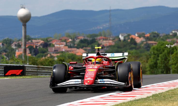 Lewis Hamilton je bil v petek na prostih treningih na Hungaroringu, kjer bo v nedeljo 14. dirka sezone, peti in šesti. | Foto: Reuters