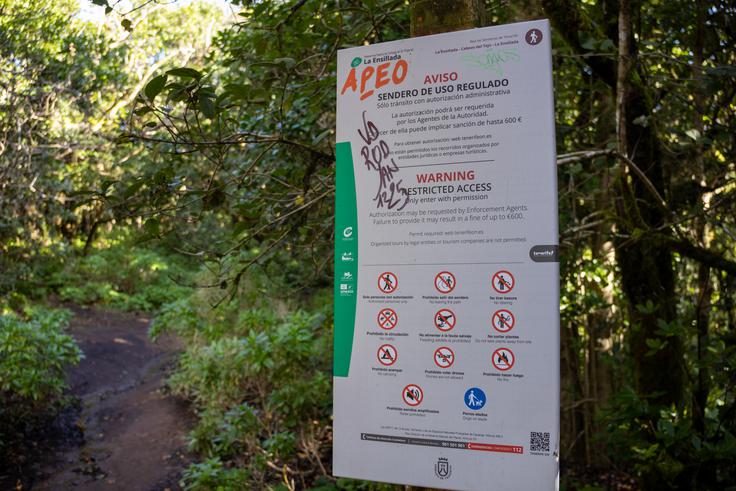 Pot se začne za to tablo, ki nas opozarja, da je treba imeti dovolilnico, sicer nam grozi kazen v višini 600 evrov. | Foto: Matej Podgoršek