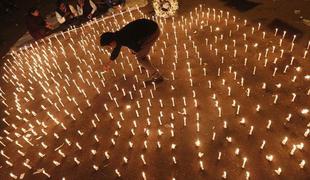 Molitve ob obletnici smrti posiljene Indijke