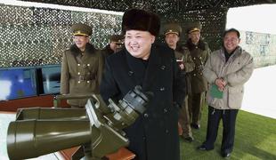 Severna Koreja izstrelila rakete in zagrozila z napadi brez milosti