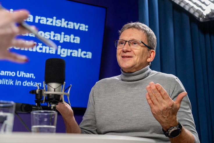 Eden osrednjih Uhanovih poudarkov se nanaša na razdrobljenost političnega prostora pod parlamentarnim pragom. Resni.ca v celotnem vzorcu dosega 5,3 odstotka, a med opredeljenimi pade na 4,3 odstotka. Prerod ostaja pri 3,1 odstotka med vsemi in 2,9 odstotka med opredeljenimi, podobno velja za SNS, Pirate, Mi, socialisti! in Zelene Slovenije. Po Uhanovi oceni prav tu tiči eno največjih tveganj za levosredinski prostor. Če več manjših strank ostane pod parlamentarnim pragom, lahko v končnem seštevku izgine tudi 40 ali 50 tisoč glasov, ki so lahko odločilni pri oblikovanju prihodnje parlamentarne večine. | Foto: Luka Petrič