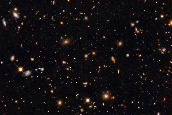 Nastalo je Hubblovo ultragloboko polje (ali Hubble Ultra-Deep Field), pogled več 13 milijard v preteklost, saj vsebuje galaksije, ki so nastale od 400 do 800 milijonov let po Velikem poku, dogodku, ki je po prepričanju znanstvenikov sprožil širjenje vesolja. V Hubblovem ultraglobokem polju je približno deset tisoč galaksij. | Foto: Reuters
