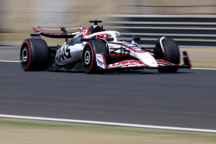 Haas posut s češnjevimi cvetovi, Cunoda cilja na stopničke