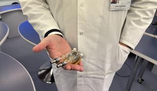 V UKC Ljubljana prvič uspešno izvedli implantacijo dolgotrajne dvoprekatne podpore srca