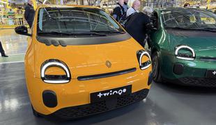 Za stenami Revoza: burno dopoldne, ob 14. uri pa konec dela. Bo kmalu res drugače? #video