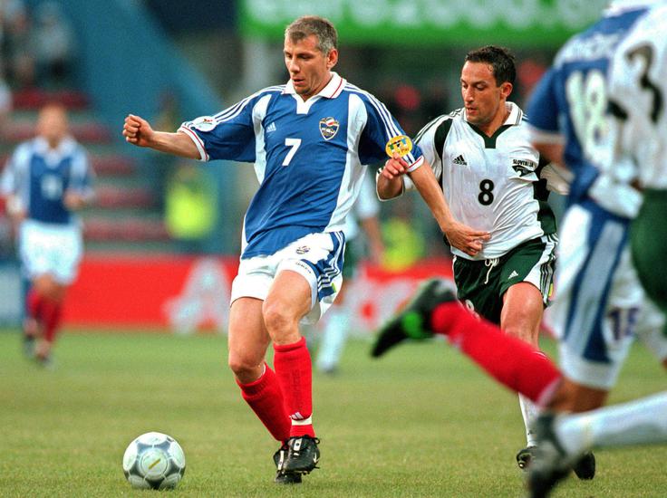 Aleš Čeh na zgodovinski prvi tekmi Slovenije na velikem tekmovanju, ko je v dramatičnem srečanju v Charleroiju remizirala proti ZR Jugoslaviji (3:3). Tako se je potegoval za žogo s srbskim zvezdnikom Vladimirjem Jugovićem, ki je takrat igral za milanski Inter. | Foto: Guliverimage