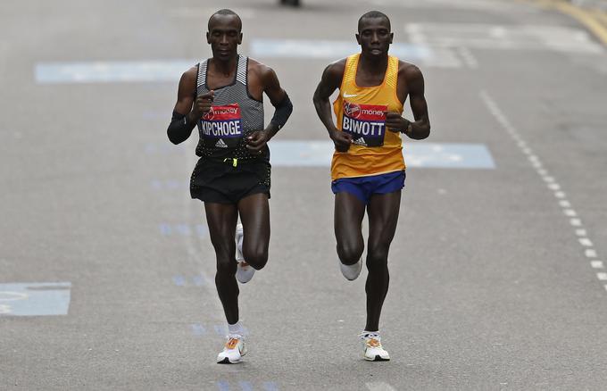 Kenijca Eliud Kipchoge in Stanley Biwott sta najboljša maratonca zanjega obdobja, odločila pa sta se, da se pomerita tudi na olimpijskih igrah. Kipchoge je ob letošnji zmagi na londonskem maratonu le za osem sekund zgrešil svetovni rekord. | Foto: Reuters