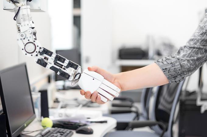 Že do leta 2030 bodo pomemben del naših življenj usmerjali ali vodili roboti in algoritmi. Na milijone obstoječih delovnih mest bo zaradi avtomatizacije, robotov in digitalizacije postalo odveč. | Foto: Thinkstock