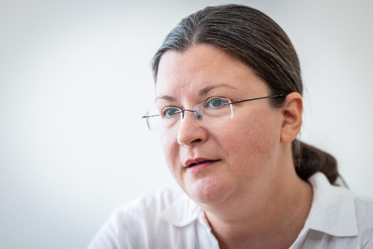 "Ni tako težko, kot sem pričakovala. Namreč, imamo kar v redu ekipo, med seboj smo usklajeni, se dobro razumemo," o delu v svoji poslanski skupini pravi Katja Kokot.  | Foto: Gaja Hanuna