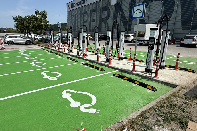 Eleport električna polnilnica polnilnice | Dvanajst Eleportovih ultra hitrih polnilnic na ljubljanskem Rudniku. | Foto Gregor Pavšič