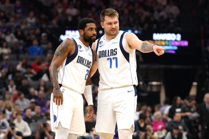 Luka Dončić in Kyrie Irving sta se za zdaj veselila le ene zmage. Le proti San Antoniu. | Foto: Reuters