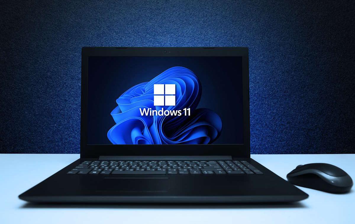 Windows 11 | Kdor še vedno uporablja osebni računalnik s hitrejšim sedem ali več let starim AMD ali Intelovim procesorjem, ki je lahko v mnogih najpogostejših scenarijih tudi danes povsem zadovoljivo hiter čip za vsakdanje delo in poganjanje številnih ne sicer ravno najnovejših videoiger (ob primerni podpori drugih komponent), bo moral za poganjanje Windowsa 11 oktobra 2025 kupiti nov računalnik (ali nekaj časa plačevati za podaljšano podporo), pa četudi mu z vidika lastnih potreb tega morda še ne bi bilo treba storiti.  | Foto Shutterstock