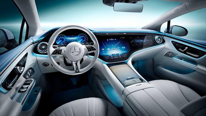 Pri EQE je na voljo tudi ogromen 56-palčni ukrivljen zaslon, ki se razteza čez celotno širino armaturne plošče. | Foto: Mercedes-Benz