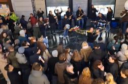 V središču Ljubljane kljub prepovedi zaigrali trubači #video