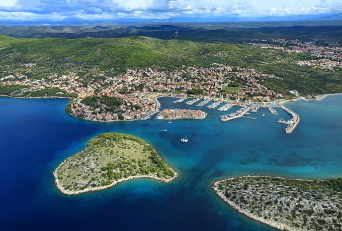 Srce Tribunja je njegovo zgodovinsko staro mestno jedro, ki se nahaja na majhnem otoku in je s kamnitim mostom povezan z obalo. | Foto: TB Šibenik Dalmatia