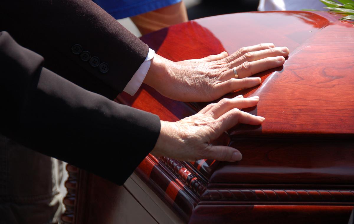 krsta | Če je umrli pred smrtjo bon prenesel na drugo osebo in imate za to podpisano izjavo, bon lahko brez skrbi unovčite, pojasnjujejo na Fursu. | Foto Getty Images