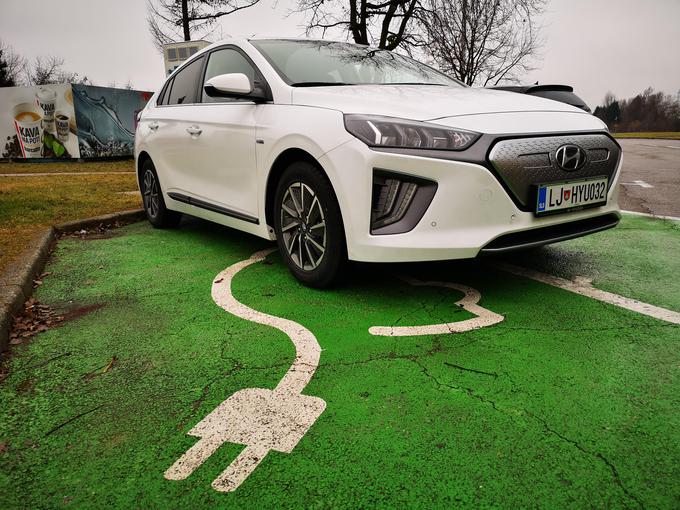 Hyundai ioniq je eden tistih električnih avtomobilov, ki s prostornostjo, praktičnostjo in tudi relativno dobrim dosegom lahko igrajo vlogo odličnega vsakodnevnega »commuting« avtomobila, tuja pa mu ni niti vloga prvega družinskega vozila. S povečano baterijo na kapaciteto 38 kilovatnih ur ima zavoljo nizke porabe (na testu 16,2 kWh/100 km) tudi pozimi okrog 250 kilometrov realnega dosega. | Foto: Gregor Pavšič