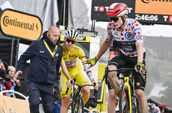 Varnostnik skoraj sklatil Tadeja Pogačarja s kolesa #video