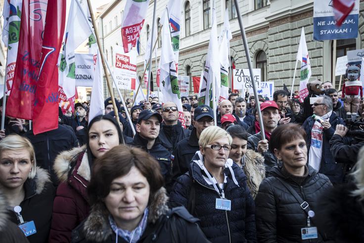 Gospodarstveniki zagovarjajo reorganizacijo javnega sektorja, tudi njegovo racionalizacijo. | Foto: Bojan Puhek