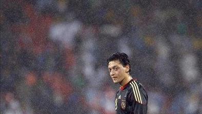 Özil: Ostal bom v Bremnu