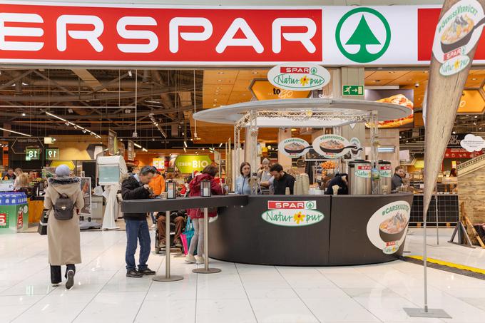 Promocijska stojnica, kjer so pripravljali carski praženec, je bila v obliki velike kuharske ponve. | Foto: Spar