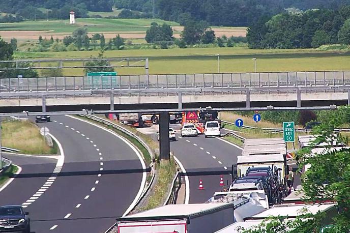 Pomurska avtocesta | Zaradi nesreče je zaprta pomurska avtocesta. Nastaja zastoj.  | Foto Promet.si / Facebook