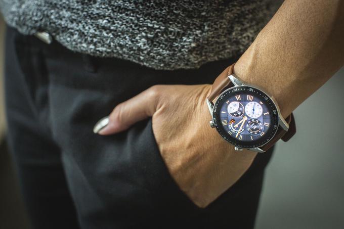 Kdor si želi oblikovno privlačno in zmogljivo uro, ki ne bo hrepenela po vtičnici vsak dan ali dva (najbrž tudi teden ali dva ne, odvisno od izvedbe ure in načina uporabe), vsekakor mora vključiti Huawei Watch GT 2 na seznam najresnejših kandidatov. | Foto: Bojan Puhek