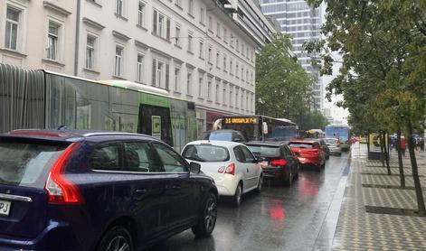 Prometni kaos: na primorski avtocesti več kot eno uro zamude, v Ljubljani promet obstal
