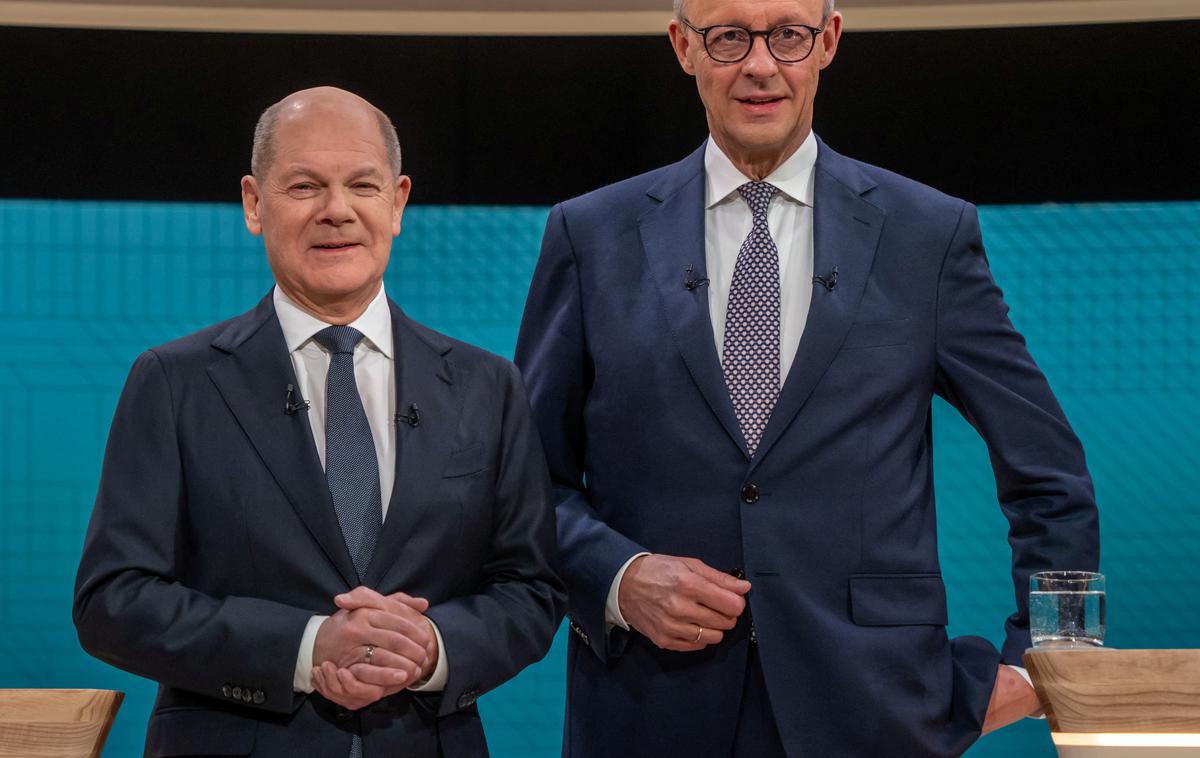 Olaf Scholz, Friedrich Merz, soočenje, volitve, 2025 | Migracije so postale prevladujoča tema v nemški predvolilni kampanji, zato ne čudi, da je bil velik del soočenja prav v znamenju omenjene problematike. Merz je levosredinskega kanclerja obtožil, da je med svojim mandatom dovolil, da je v Nemčijo vstopilo "precej več kot dva milijona migrantov z neurejenim statusom", kar je več ljudi, kot jih živi v Hamburgu. | Foto Reuters