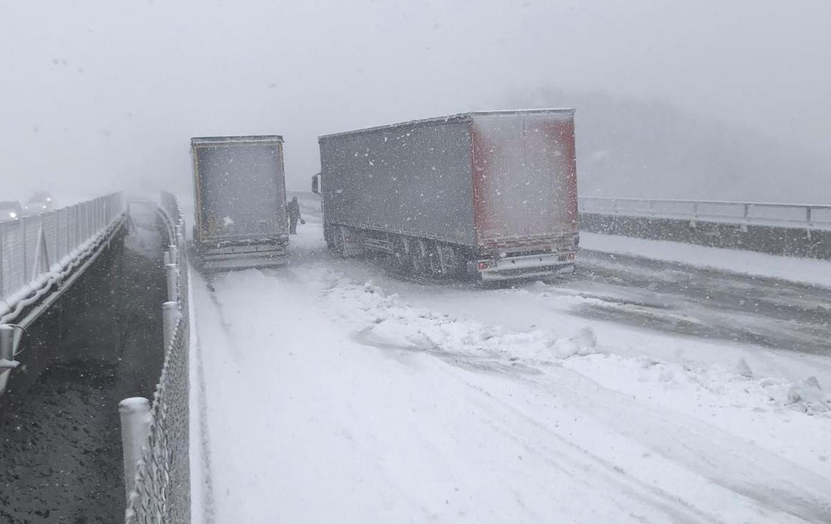 sneg cesta | Neprijetni prizori s cest, ko zapade sneg. | Foto PU Koper