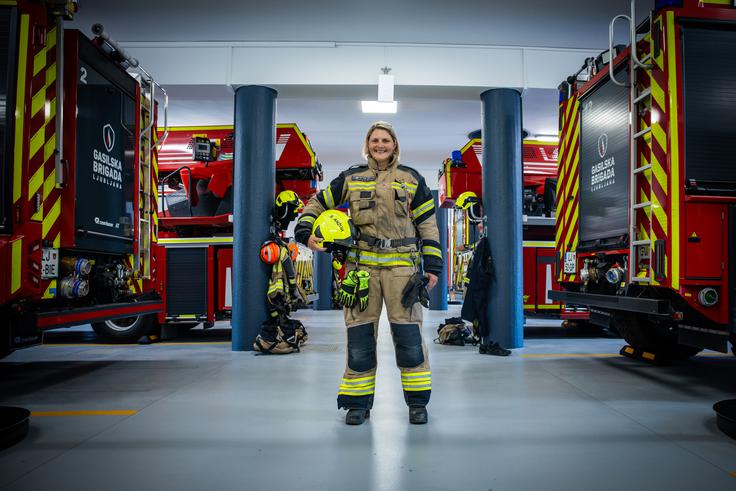 "Vpeta sem v obe strukturi, tako poklicno kot prostovoljno gasilstvo. Vsako leto rečem, da si bom na koledarju označila dneve, ko ne oblečem nobene uniforme. Teh ni ravno veliko, saj po končani nočni izmeni zvečer spet oblečem uniformo, ko grem predavat prostovoljnim gasilcem. Ne reče se zaman, da je biti gasilec način življenja." | Foto: Gaja Hanuna
