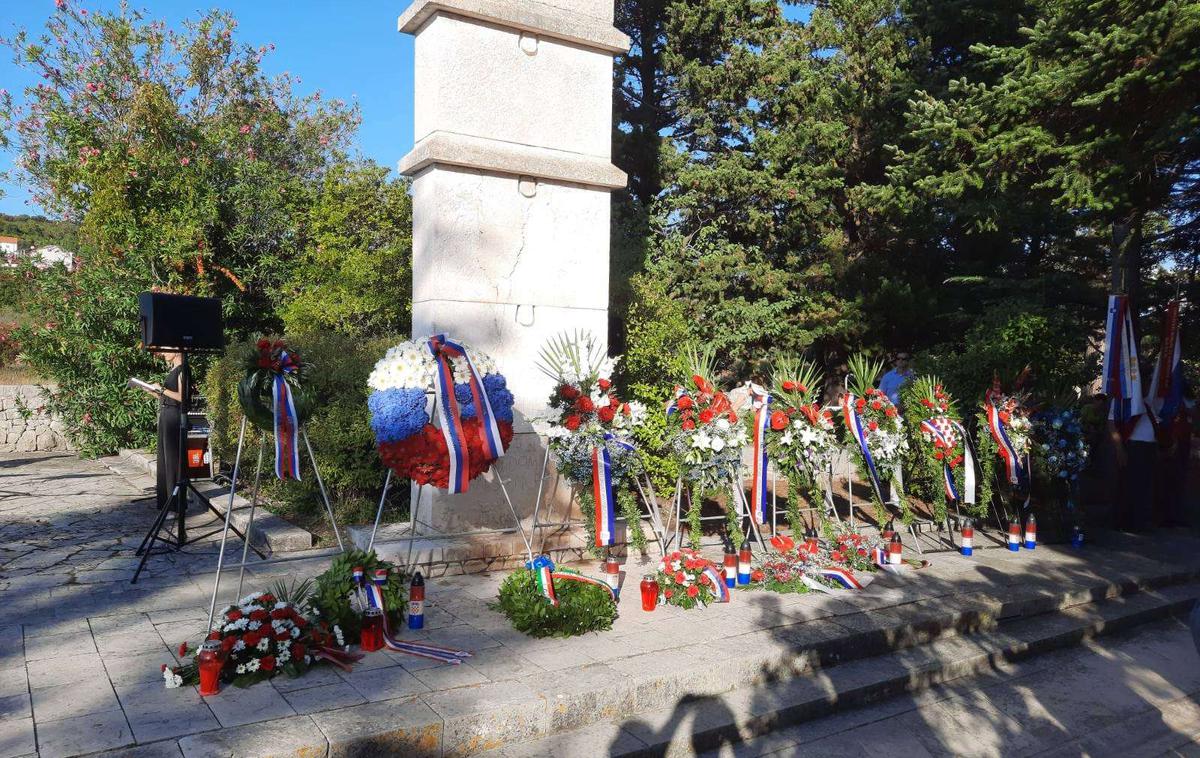 Spomenik na Rabu | Najmanj 1.490 Slovenk in Slovencev je v nečloveških razmerah v taborišču tudi umrlo. | Foto Slovensko veleposlaništvo na Hrvaškem