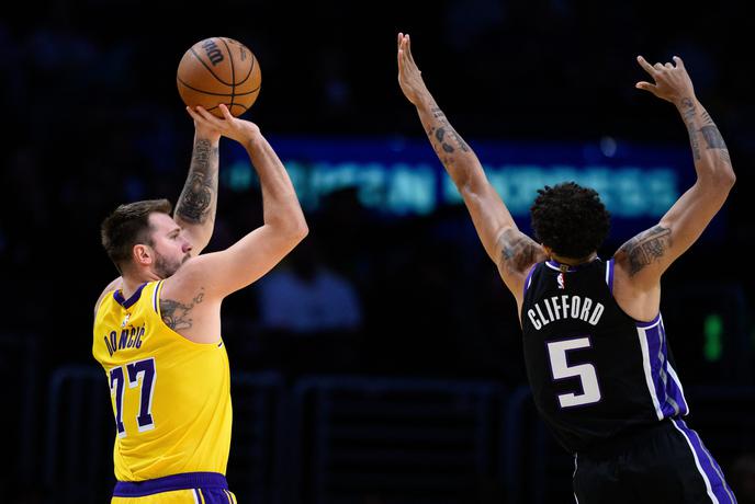Luka Dončić čaral in navdušil na generalki, Lakersi po veliki drami brez zmage #video