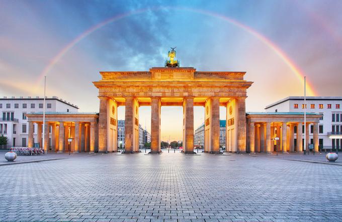 Berlin, razdeljen in spet združen, je največje nemško mesto. Po padcu berlinskega zidu, ki ga je do leta 1989 tri desetletja delil na dvoje in s tem simboliziral razdvojenost Nemčije na dve strogo ločeni državi, je danes znova pomembno vladno in kulturnozgodovinsko mesto živahnega utripa. | Foto: 
