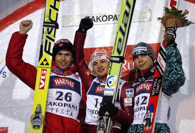 Rok Urbanc je edino zmago v svetovnem pokalu dosegel 20. januarja 2007 v Zakopanah na Poljskem. Na zmagovalnem odru sta mu družbo delala Norvežan Roar Ljoekelsoey in Finec Matti Hautamaeki. | Foto: Reuters