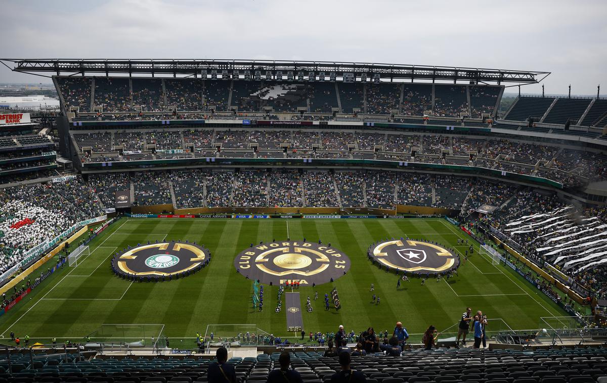 klubsko SP Lincoln Financial Field | Prva tekma osmine finala se je igrala na stadionu ekipe ameriškega nogometa Philadelphia Eagles, na Lincoln Financial Field. Ta tekme ameriškega nogometa je seveda nabito poln, za to tekmovanje in "običajni" nogomet pač ne. Pa čeprav je predsednik Fife Gianni Infantino dejal, da bo nogomet kmalu najbolj priljubljen šport v ZDA. | Foto Reuters