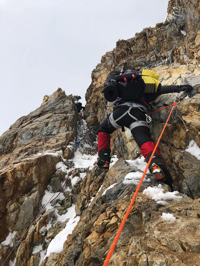 Skozi "dimnik", eno najbolj zahtevnih tehničnih ovir na poti na K2. | Foto: osebni arhiv/Lana Kokl