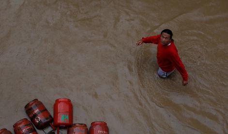Poplave in plazovi v Nepalu in Indiji zahtevali več kot 60 življenj