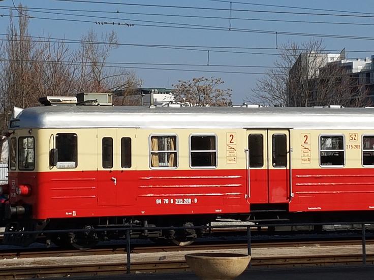 "To ni naključje, zakaj imajo Slovenske železnice v povprečju več kot 30 let stara vozna sredstva. Če izločimo zadnje nakupe v obdobju od 2000 do 2004, bi bila povprečna starost 40 let." Na fotografiji: elektromotorna garnitura EMG 311 z vzdevkom Gomulka. Ko so pred skoraj pol stoletja na Poljskem proizvedli te vlake, je bil tam neformalni politični vodja Władysław Gomułka. | Foto: Srdjan Cvjetović