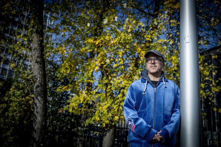 "Kot moški srednjih let se čutim povezanega z generacijo, ki je zdaj stara dvajset, ki ima probleme, kje bodo živeli, kako bodo preživeli v času, ko se ne da zaslužiti in to v svetu, ki je vse bolj uničen, z vojno na evropskih tleh." | Foto: Ana Kovač