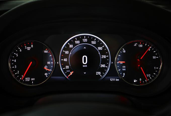Pri merilnikih izstopa prikaz napetosti baterije. | Foto: Opel