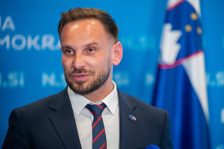 "Hvala vsem, ki razumete. Hvala vsem, ki znate ločiti med napako in značajem. In hvala tudi tistim, ki me boste sodili, prav imate, da pričakujete več. Jaz pa obljubim: več boste tudi dobili," je Klobasa zapisal na Facebooku.  | Foto: STA