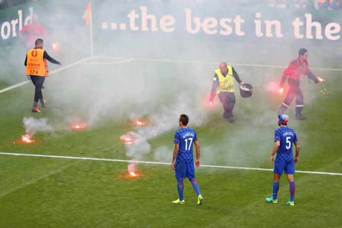 Hrvaški huligani so v 86. minuti zasuli igrišče z baklami. | Foto: 