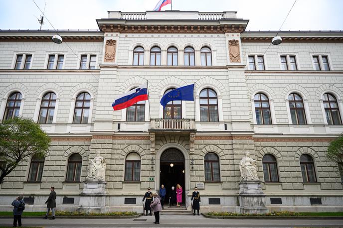 predsedniška palača | Dan samostojnosti in enotnosti po oceni predsednice republike Nataše Pirc Musar nosi zelo pomembno sporočilo prihodnosti o nezadržni moči poguma, odločnosti, upanja, vere v prihodnost in predvsem enotnosti. | Foto STA