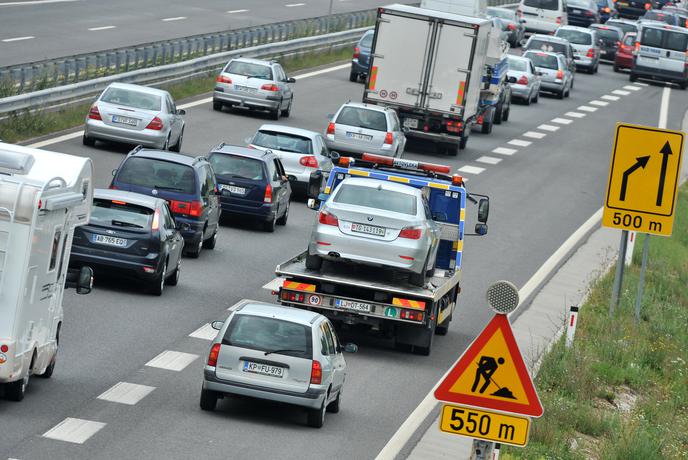 Daljši zastoji na cestah proti Kranju, zastoj tudi na gorenjski avtocesti