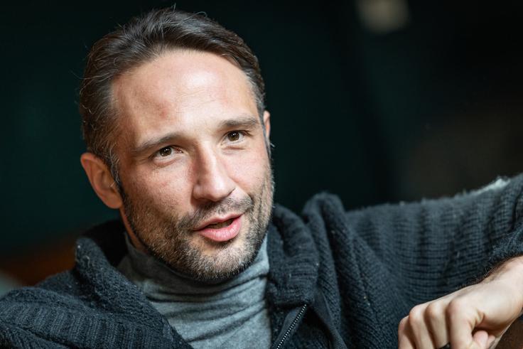 "V umetnosti občinstvo in mi sami pričakujemo zgodbe o uspehu v smislu, da mora iti vedno samo na boljše. Toda umetniški proces ne more biti tak, ne moreš delati le vedno boljše, ampak moraš nekajkrat tudi zamočiti." | Foto: Gaja Hanuna