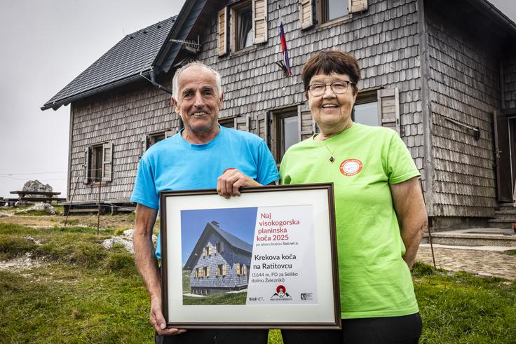 Dolgoletna oskrbnica Krekove koče na Ratitovcu Anica Lotrič je z možem Alojzem že več kot 25 let na čelu predane ekipe iz PD za Selško dolino Železniki.  | Foto: Bojan Puhek