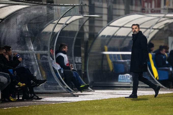 S svojimi nogometaši je v času osamitve v stikih prek telefonskih klicev. | Foto: Grega Valančič/Sportida